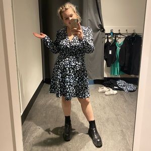 Blue/black flower dress. Never wore! Very light and nice 💙